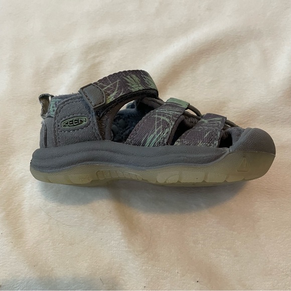 KEEN Newport grey and glow in the dark shoes - Picture 5 of 8